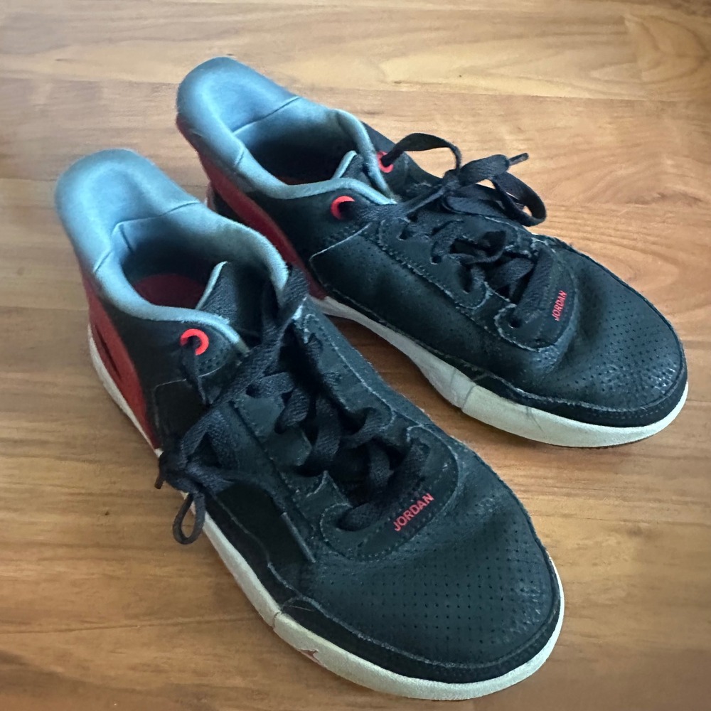 Jordan Kids Shoes Black Red Perforated Low Top Sneakers‎ Size 4Y FQ1306 006